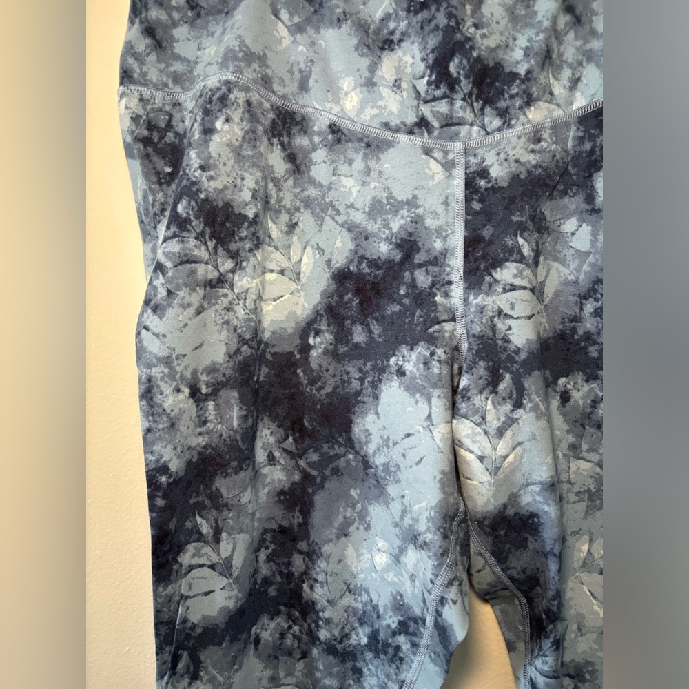 Old Navy Powerchill Extra High-Rise Leggings - Picture 2 of 7